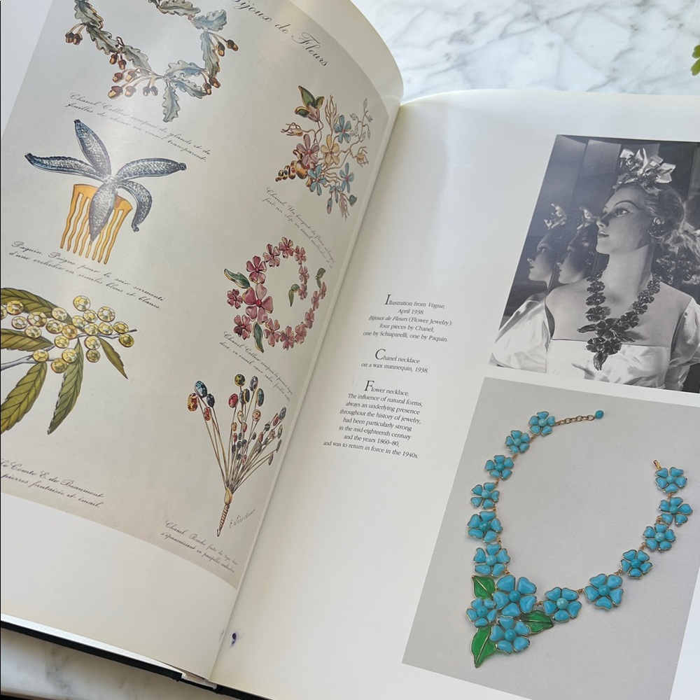 CHANEL Jewelry Book with Silver Star Design - Picture 5 of 10